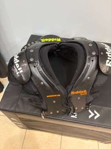 Large Youth Riddell Blaze Shoulder Pads (Used)