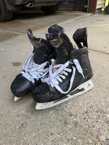 2022 Bauer Supreme Mach Hockey Skates Regular Width Pro Stock 9.5 (Used)