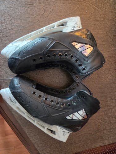 True Hockey Skates Regular Width Pro Stock 9 (Used)