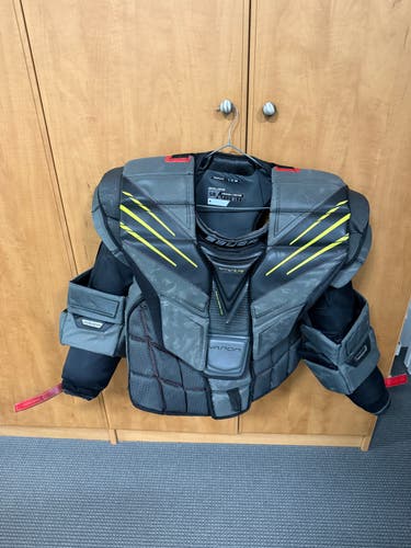 Medium Bauer Hyperlite Goalie Chest Protector (Used)