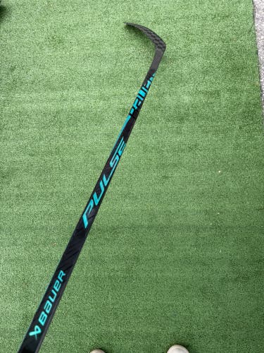 Junior Bauer Pulse Hockey Stick | RH P28