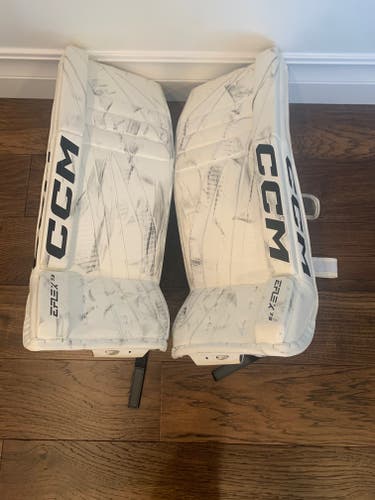 LIKE NEW 30" CCM CCM EFLEX 7.9 Goalie Leg Pads (Used)