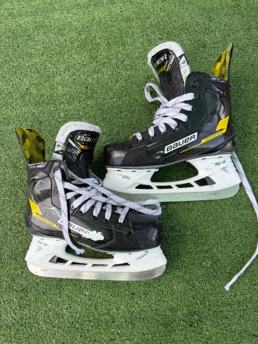 Intermediate Bauer Supreme Ignite Pro Hockey Skates Regular Width Size 4 (Used)