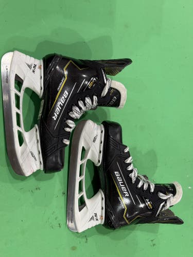 Senior Bauer Supreme M40 Hockey Skates Size 6.5 (Used)