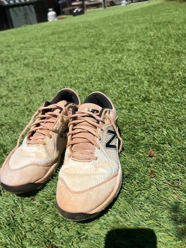 White Men's Adult New Balance Compv1 Low Top Molded Cleats (Used)