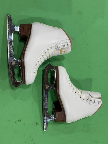 White Jackson Ultima Excel Figure Skates Junior 2 (Used)