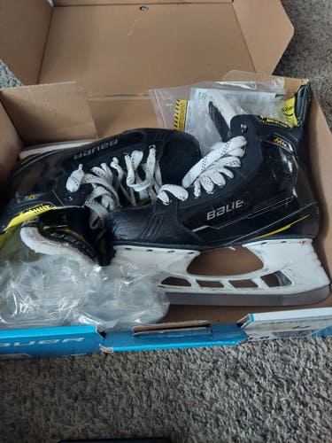 Black/Yellow Bauer Supreme M4 Hockey Skates 11 (Used)