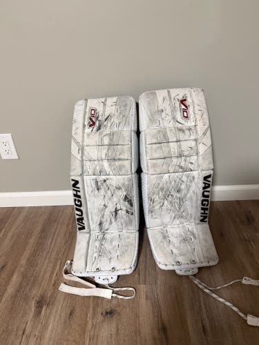 26" Vaughn Velocity V10 Goalie Leg Pads (Used)