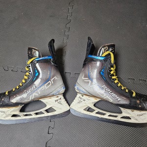 Black/Gray Bauer Vapor Hyperlite Skates Pro Stock sz9 with new steel(Used)