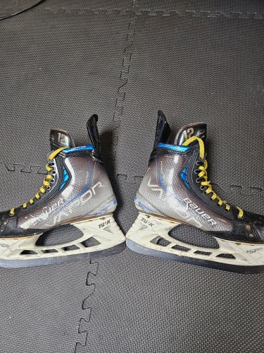 Black/Gray Bauer Vapor Hyperlite Hockey Skates Regular Width Pro Stock 9 (Used)