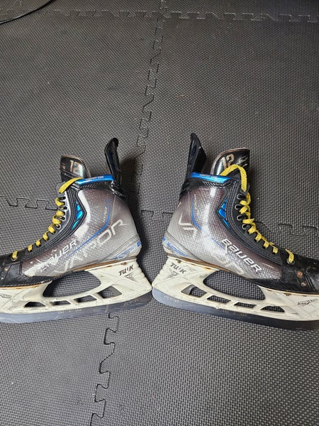 Black/Gray Bauer Vapor Hyperlite Skates Pro Stock sz9 with new steel(Used)