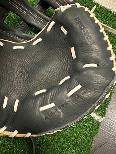Wilson A1000 RH Catcher's Softball Glove 33" (New)