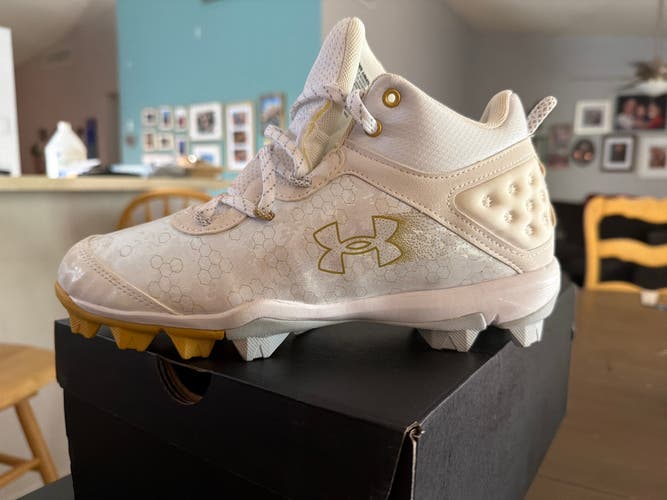 White Men's Size M 7.5 (W 8.5) Adult Under Armour High Top Molded Cleats (New)