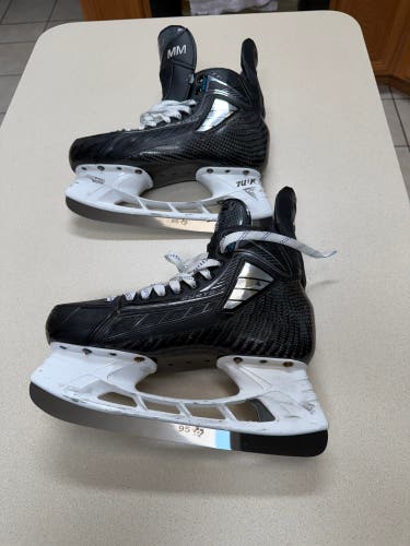 True Pro Custom Hockey Skates Regular Width Pro Stock 9 (Used)