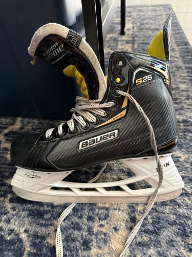 2018 Bauer Supreme S25 Hockey Skates Regular Width 8 (Used)