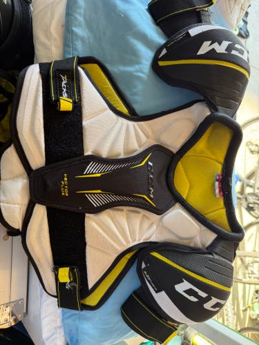 Men's Medium Junior CCM Tacks Shoulder Pads (Used)