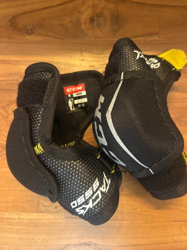 Youth Medium CCM Tacks 9550 Elbow Pads (Used)