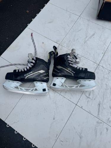 2022 CCM Tacks AS580 Hockey Skates Size 5 (Used)