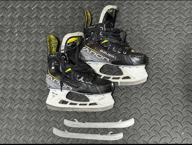 2022 Bauer Vapor 3X Hockey Skates Regular Width Size 2.5 (Used)