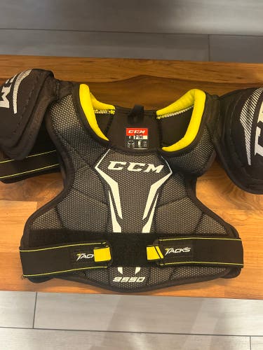 Large Youth CCM Tacks 9550 Shoulder Pads (Used)