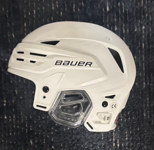Medium Bauer Re-Akt 85 Helmet (New)