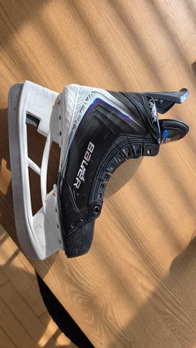 Black/White Bauer Vapor Flylite Hockey Skates Regular Width 8.5 (Used)