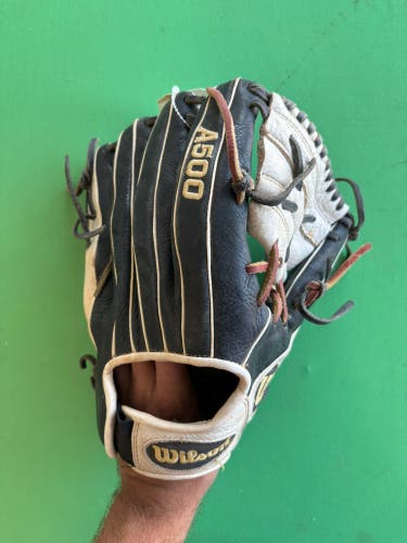 Black Wilson A500 RH Pitcher's Softball Glove 12"