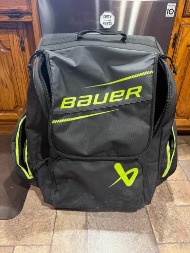 Black Boys Large/Extra Large Bauer Backpack (Used)