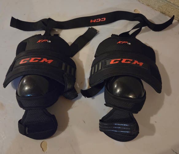CCM KP 1.9 Senior knee pads