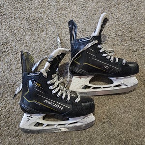 2024 Bauer Supreme M40 Hockey Skates Wide Width Size 4 (Used)