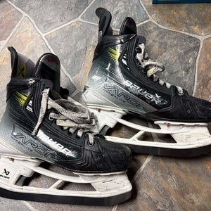Bauer Vapor Hyperlite 2 Hockey Skates Size 4.0 Fit 2 (Used)