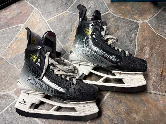 Bauer Vapor Hyperlite 2 Hockey Skates Size 4.0 Fit 2 (Used)