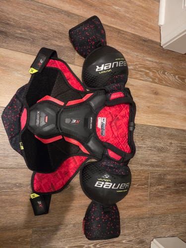 Men's Medium Intermediate Bauer Vapor 3X Shoulder Pads (Used)