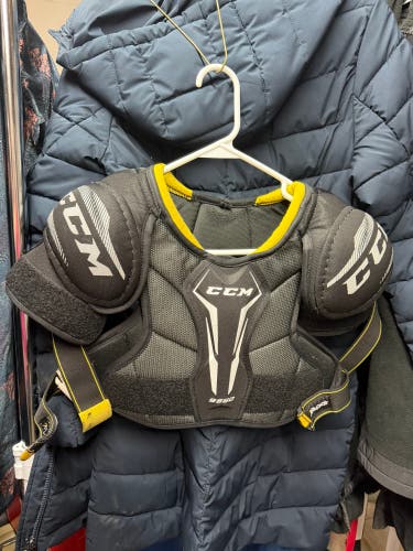 Medium Junior CCM Tacks 9550 Shoulder Pads (Used)