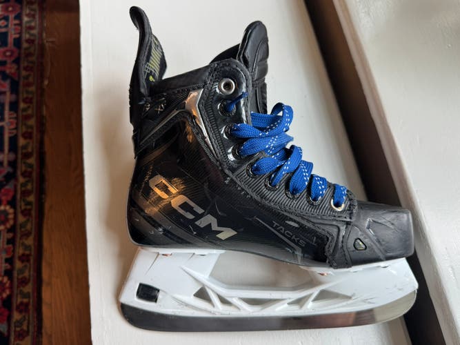 Black CCM Tacks XF Hockey Skates Regular Width Size 3.5 (Used)