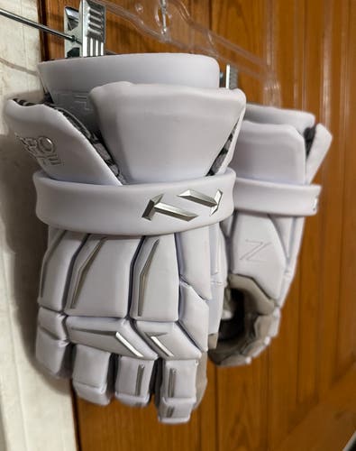 True Zerolyte Lacrosse Gloves (Used)