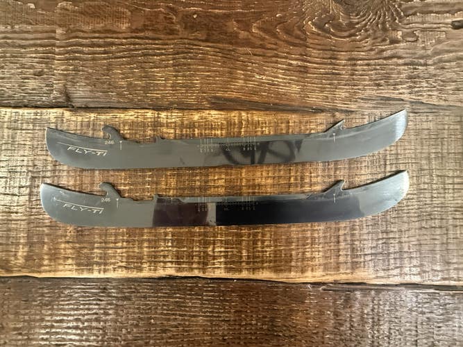 One (1) Set of Bauer Fly-Ti Size 5 246 mm Steel (Used)