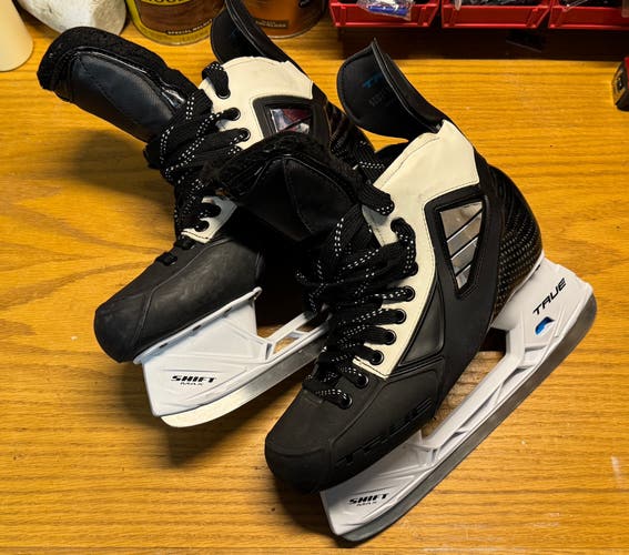 True Pro Custom Hockey Skates Regular Width Pro Stock 9.5 (Used)
