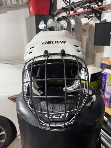 Large Bauer Re-Akt 85 Helmet (New)