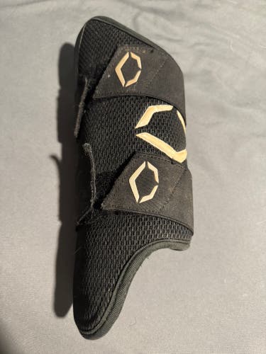 Black EvoShield Leg guard (Used)