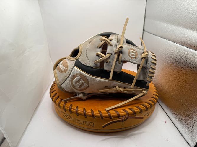 Wilson RH Infield A2000 H12 Softball Glove 12" (Used)