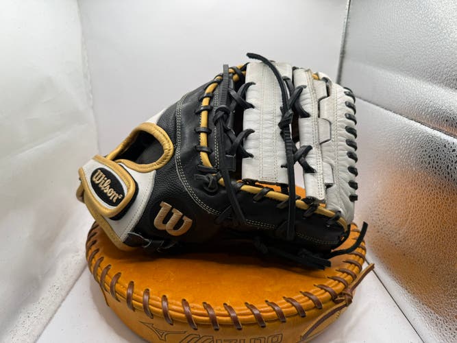 Wilson RH First Base A2000 Softball Glove 12" (Used)