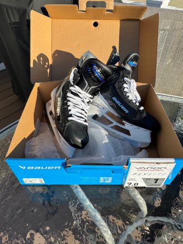 Black/White 2026 Bauer Vapor Flylite Hockey Skates Regular Width 7 (Used)