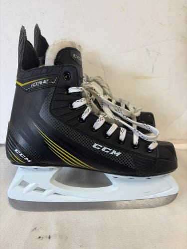 Black CCM Tacks 1052 Hockey Skates Regular Width 8 (Used)