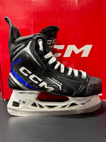 CCM Classic SE Hockey Skates Regular Width Size 5.5 (Used)