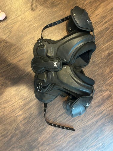 Medium Youth Xenith Velocity 2 Shoulder Pads (Used)