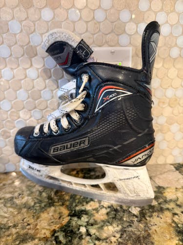 2015 Bauer Vapor X400 Hockey Skates Size 2 (Used)