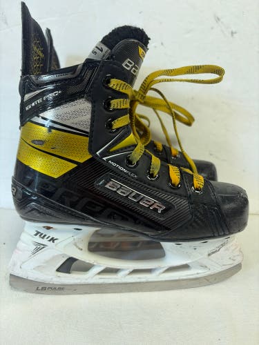 Black Bauer Supreme Ignite Pro+ Hockey Skates Regular Width Size 1.5 (Used)