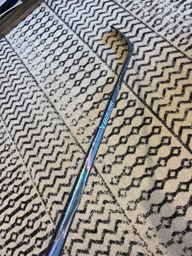 Junior Bauer Vapor Flylite Right Handed Hockey Stick P28 30 Flex Black (New)
