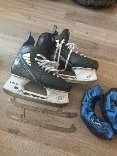 Black True Pro Custom Hockey Skates Regular Width Pro Stock 11 (Used)